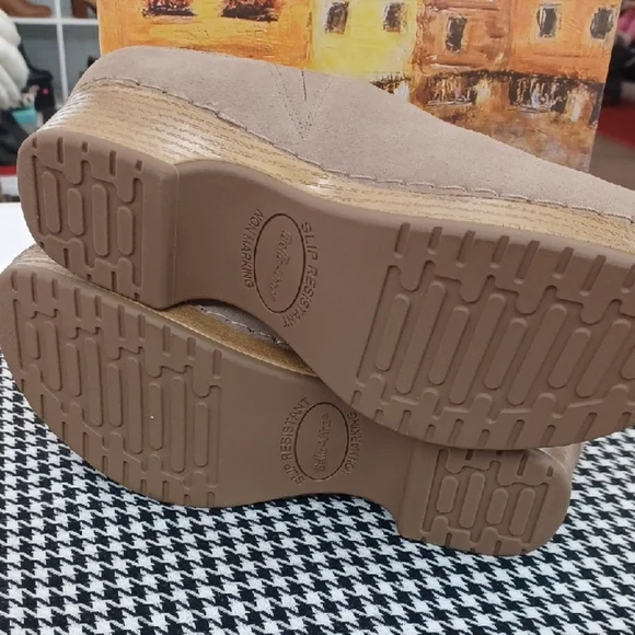 Bella Vita Motto Almond Suede Leather Clogs 6WW - NIB - Picture 2 of 10